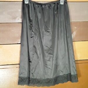 Black Sz Small/Medium  18-20 Beautiful Black Half Slip